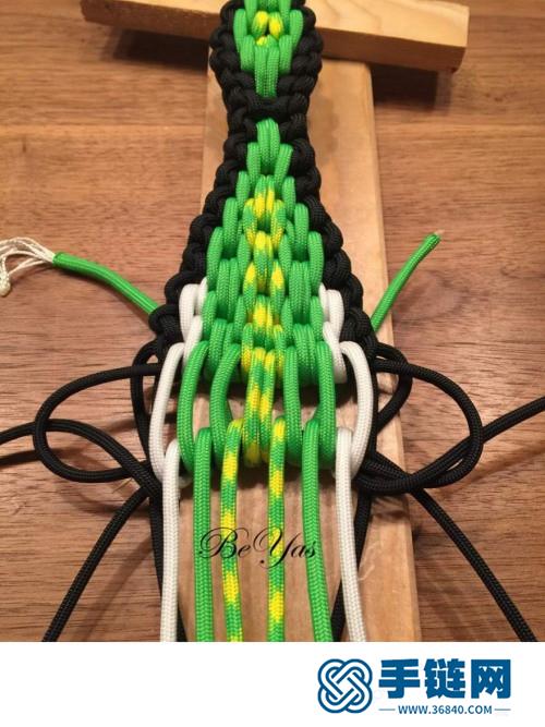 伞绳绳编鳄鱼的详细编制方法