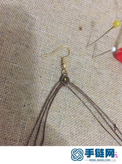 绳编菱形双色串珠耳环的详细制作图解