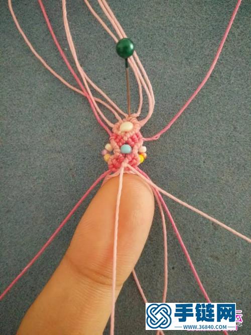 粉嫩南美圆蜡七彩串珠手链的详细制作教程
