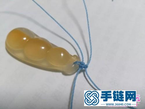 蓝莲花斜卷结玛瑙玉髓豆子项链吊坠的详细编制教程