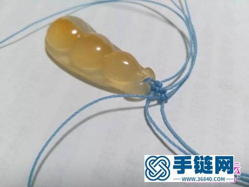 蓝莲花斜卷结玛瑙玉髓豆子项链吊坠的详细编制教程