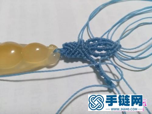 蓝莲花斜卷结玛瑙玉髓豆子项链吊坠的详细编制教程