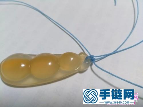 蓝莲花斜卷结玛瑙玉髓豆子项链吊坠的详细编制教程