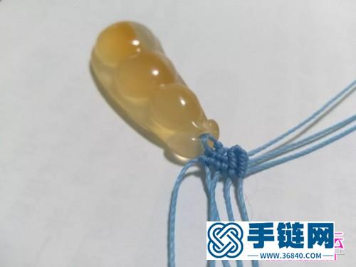 蓝莲花斜卷结玛瑙玉髓豆子项链吊坠的详细编制教程