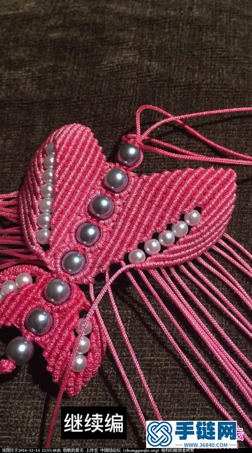 中国结编织制作的粉蝶戏珠小挂件