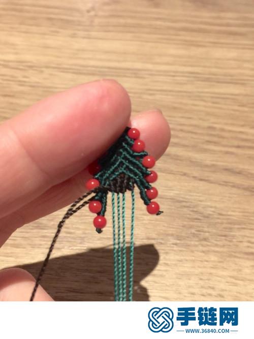圣诞树珊瑚珠耳环的详细制作方法