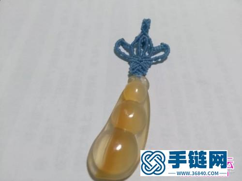 蓝莲花斜卷结玛瑙玉髓豆子项链吊坠的详细编制教程