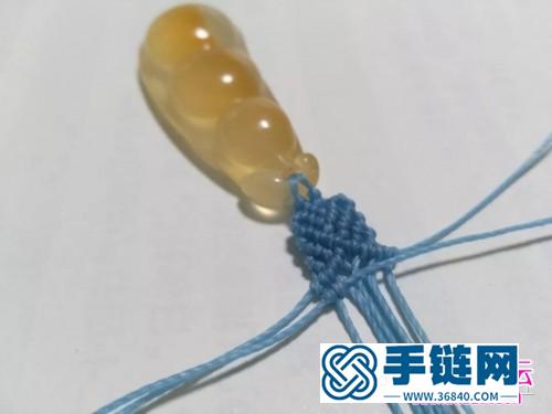 蓝莲花斜卷结玛瑙玉髓豆子项链吊坠的详细编制教程