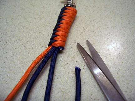 绳编双色钥匙链的方法图片