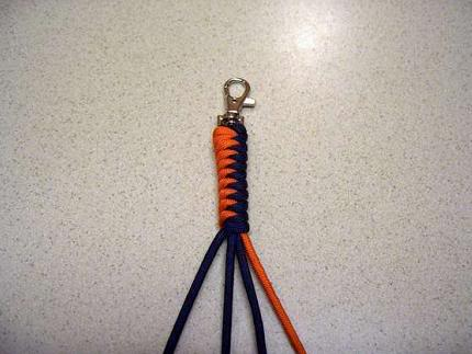 绳编双色钥匙链的方法图片