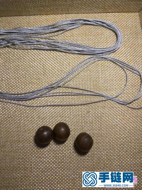 绳和木珠编制连中三元挂饰的方法