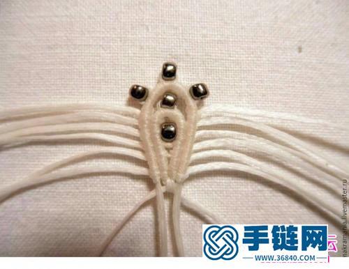 中国结白色耳坠的制作方法