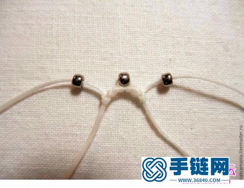 中国结白色耳坠的制作方法