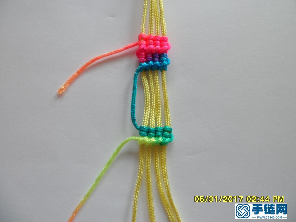 一款彩虹手绳的编法