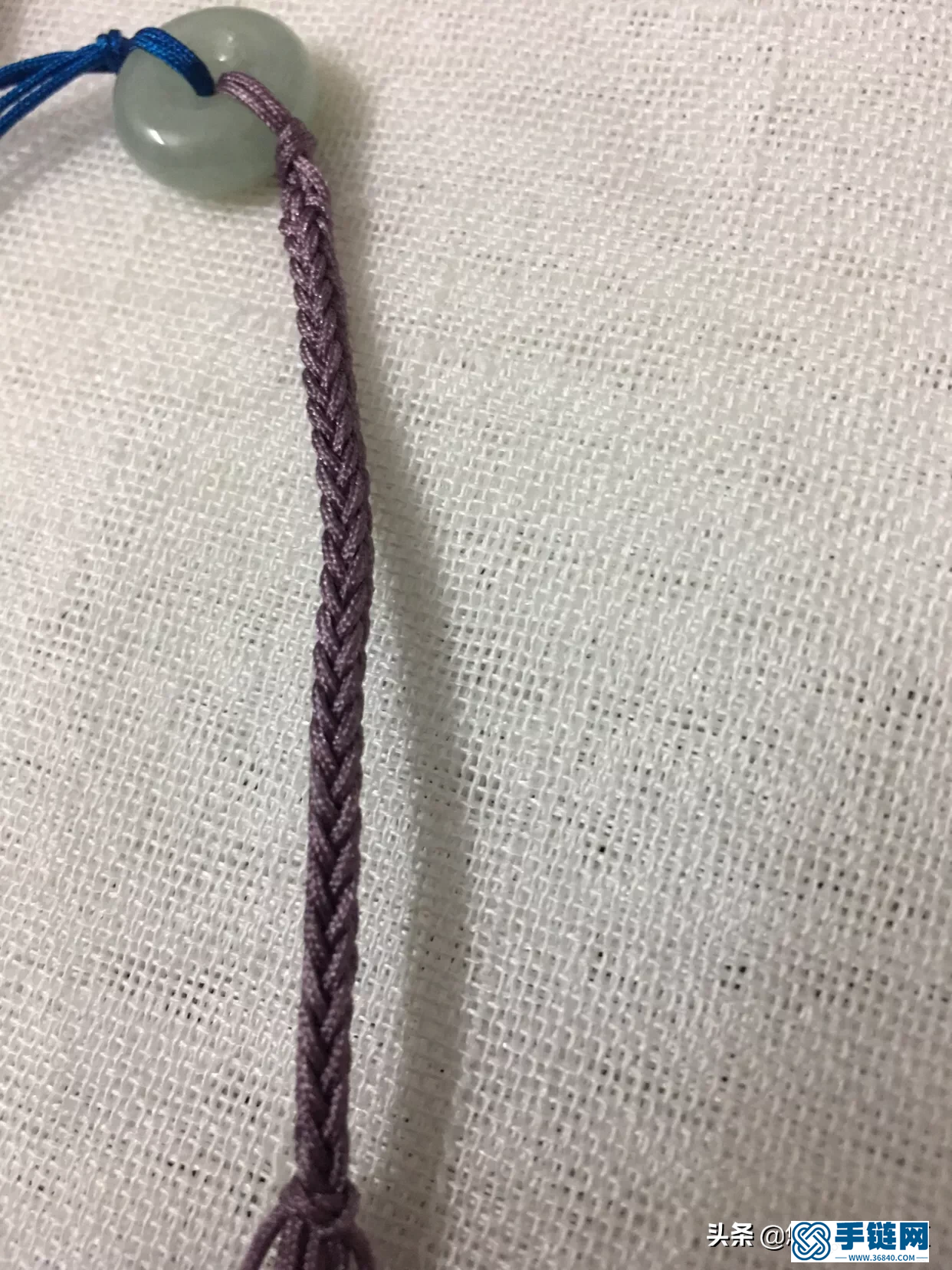 双色手链怎么编，平安扣绕线双色手绳的编织教程