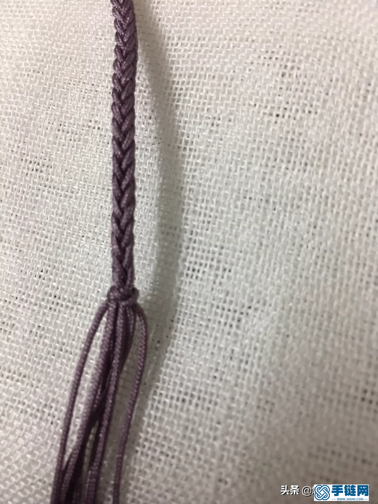 双色手链怎么编，平安扣绕线双色手绳的编织教程