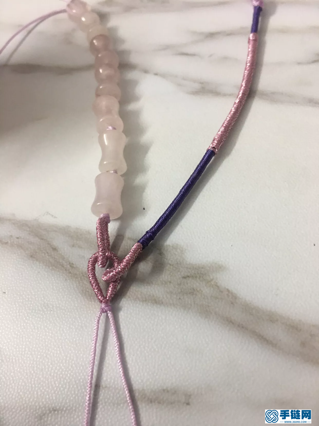 绕线手链教程图解，粉晶葫芦骨珠手绳做法