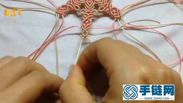 巧妙的利用绳子的搭配，教你编织出漂亮的曼陀罗吊坠（步骤2）