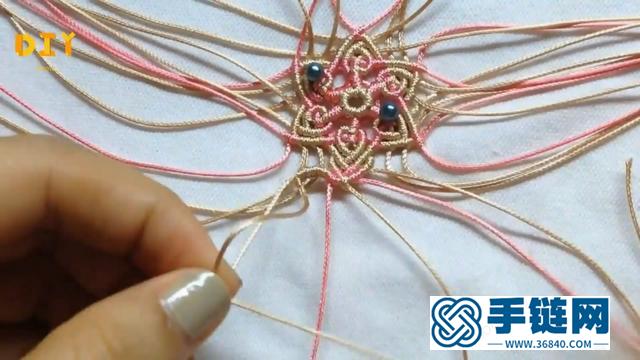 DIY手工编织，如何把细绳编织成漂亮的曼陀罗吊坠（步骤1）