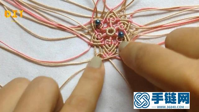 巧妙的利用绳子的搭配，教你编织出漂亮的曼陀罗吊坠（步骤2）