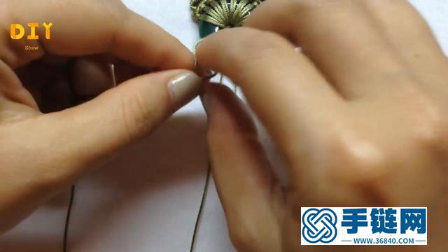 饰品编织DIY，手工绳编绿宝石项链吊坠的步骤教学（2）