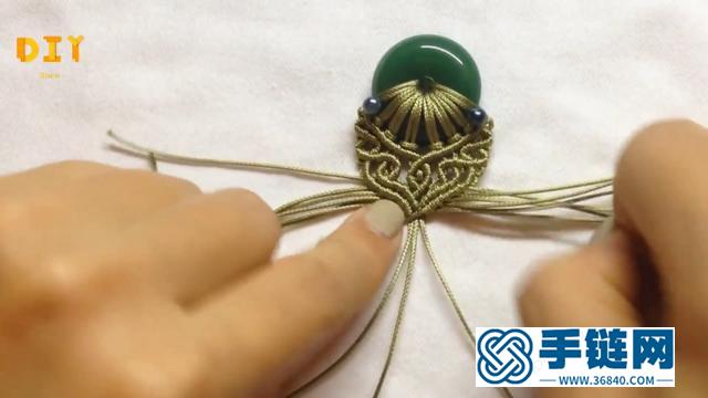 饰品编织DIY，手工绳编绿宝石项链吊坠的步骤教学（2）