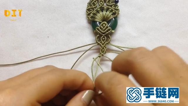 饰品编织DIY，手工绳编绿宝石项链吊坠的步骤教学（2）