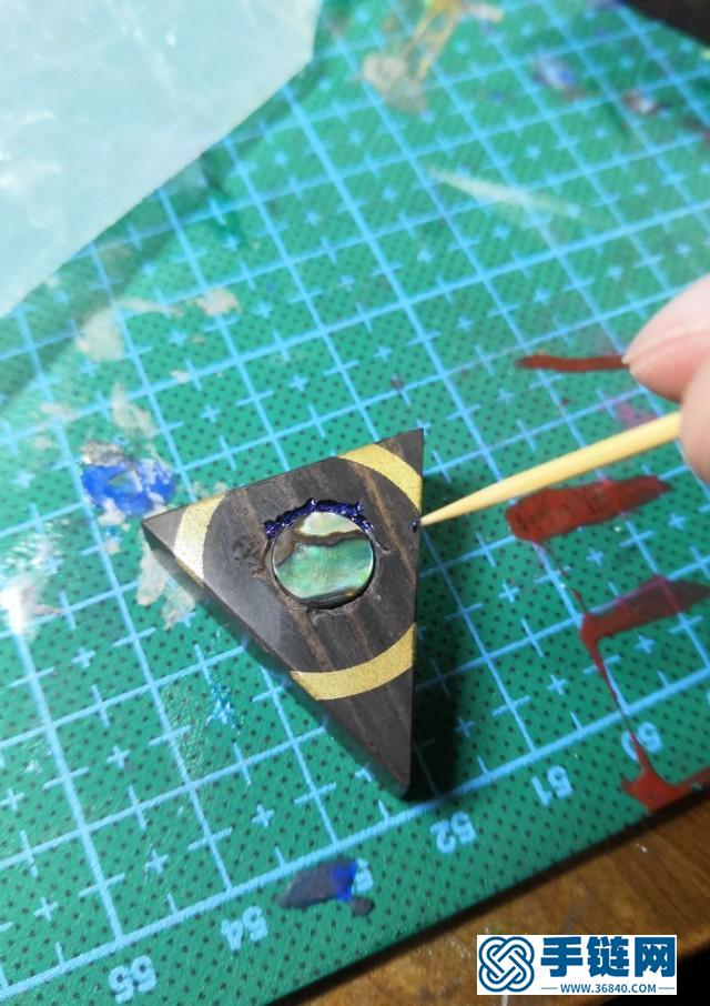 载月木质吊坠手工制作教程（镶嵌螺钿铜粉的方法）木艺