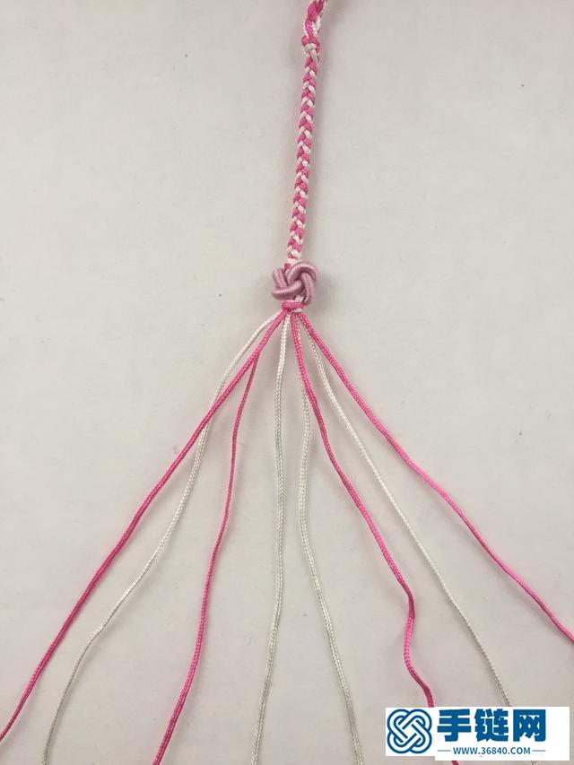 简单编绳手链图解，招桃花粉色同心结手绳