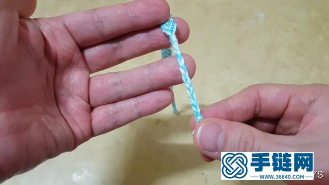 手工绳编的技巧，带你学习如何编制心形花纹的手链！