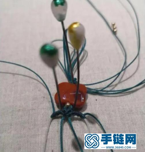 2个圆珠，2个小铃铛，4个银珠，8根蜡绳编出中国风手链，附教程