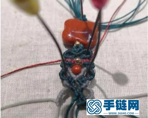 2个圆珠，2个小铃铛，4个银珠，8根蜡绳编出中国风手链，附教程