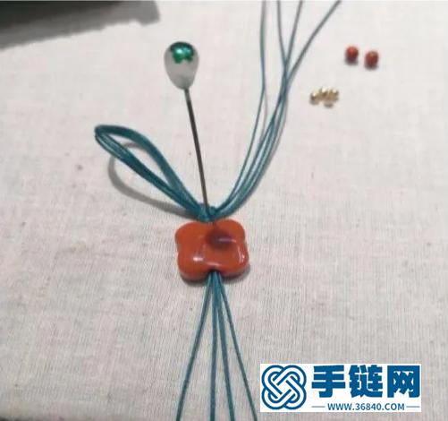 2个圆珠，2个小铃铛，4个银珠，8根蜡绳编出中国风手链，附教程