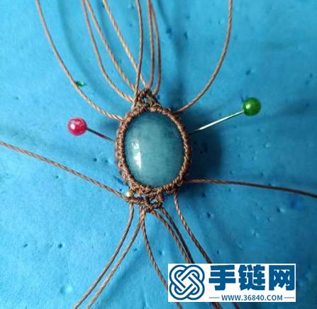 一双巧手就可以把普通石头和绳子变成手链，这就是化腐朽为神奇吧