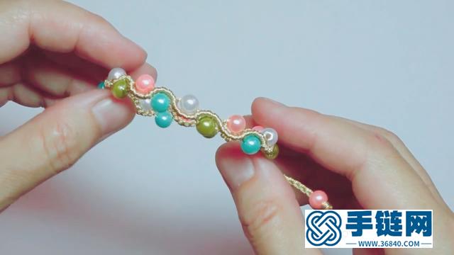 用这个方法编织彩珠手链，女孩子们戴起来非常漂亮（图解）