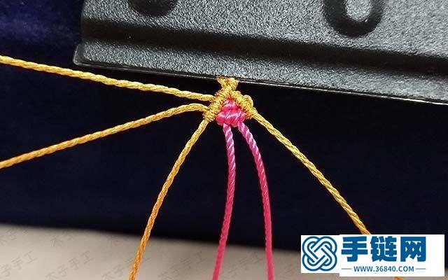 迪士尼在逃公主手绳编法图解，圣诞风蝴蝶结手链做法教程