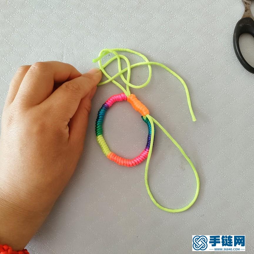 简单七彩绳编法图解，怎么编彩色手链