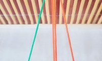 橙色和绿色搭配，感觉非常的清新好看，雀头结手链编织过程