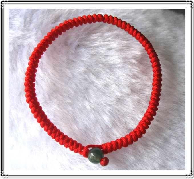 编织的红绳手链