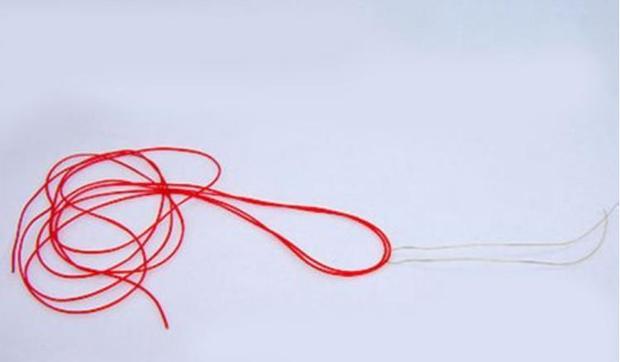 红绳加珠子怎么编手链？