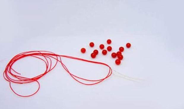 红绳加珠子怎么编手链？