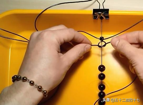 怎样用塑料绳编手链？