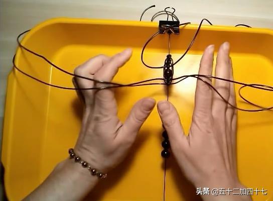 怎样用塑料绳编手链？