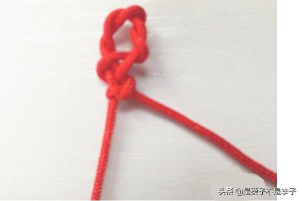 雀头结+纽扣结红绳手链制作方法？