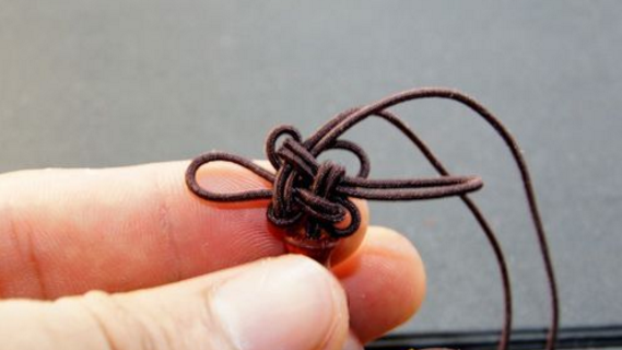 红绳子的桃核手链那个结是怎么打的