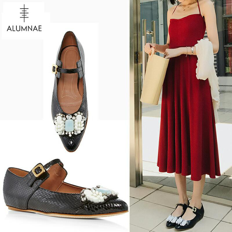给大家推轻奢品牌ALUMNAE的几款经典的尖头平底和高跟鞋怎么搭配好看