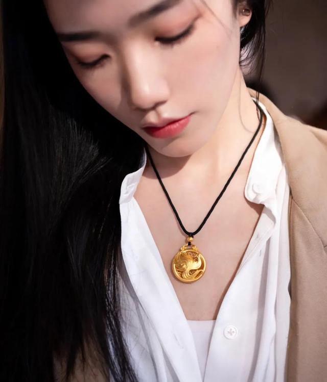 刘亦菲代言了9年的中国黄金，现在的金饰款式时髦到不行
