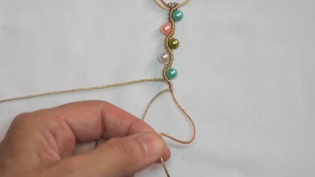 用这个方法编织彩珠手链，女孩子们戴起来非常漂亮（图解）