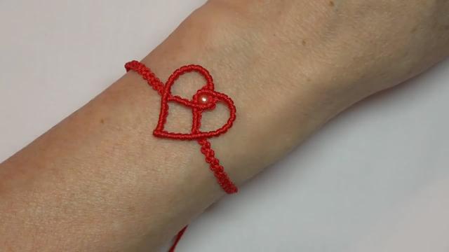 用红绳编织手环，方法很简单，新手也能轻松学会，关键是漂亮！