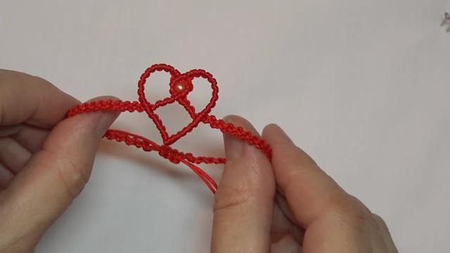 用红绳编织手环，方法很简单，新手也能轻松学会，关键是漂亮！